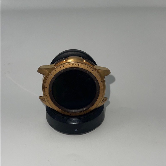 Samsung Galaxy watch and charger dock - Picture 2 of 9